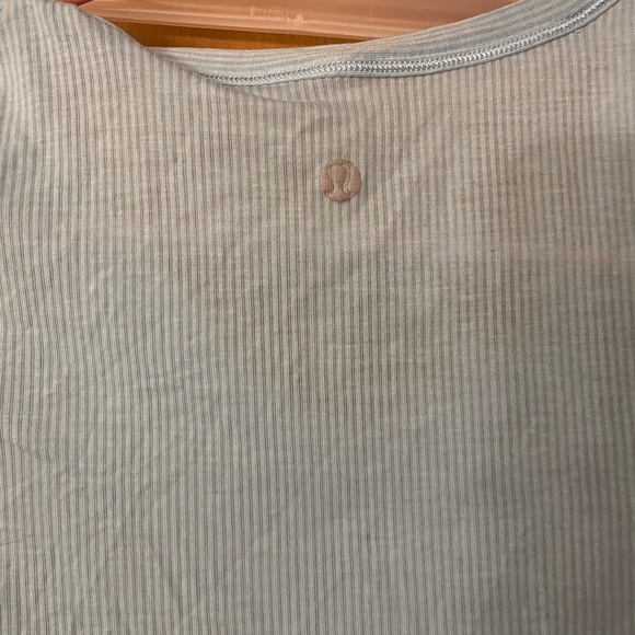 Ladies light lululemon shirt sleeve top - Picture 2 of 6